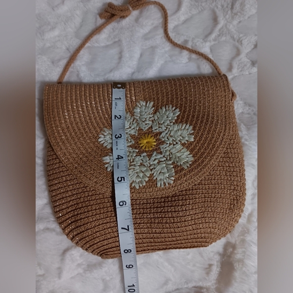 Chic Tan Floral Woven Shoulder Bag - Picture 2 of 4